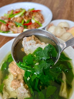 Canh cua mồng tơi + cà